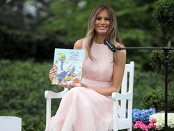 Viral, Momen Melania Trump Senggol Donald Trump saat Nyanyi Lagu Kebangsaan