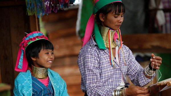 Melihat Gadis Suku Kayan, Si Cantik Berleher Panjang