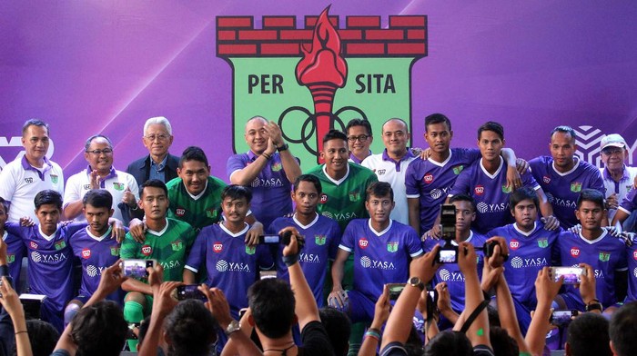 Tim Persita Tangerang berfoto bersama pengurus usai diperkenalkan di Serpong, Tangerang, Banten, Senin (17/4). Persita Tangerang akan berlaga di Liga 2 Indonesia pada musim kompetisi 2017-2018.