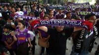Para pendukung Persita Tangerang siap mengawal dan meramaikan pada laga tim Idolanya Benteng Viola di Liga 2 Indonesia musim kompetisi 2017-2018. Foto: dok Persita