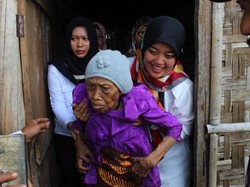 Bupati Lampung Timur Menangis Saat Kunjungi Mbah Sariyati