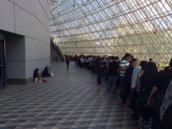 15 Menit Jelang Dibuka, Penonton Konser Coldplay Tokyo Masih Antre Panjang