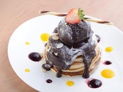 Asyiknya Membuat Pancake Oreo Saus Cokelat Bersama Si Kecil