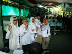 Sandiaga Kompak Salam 3 Jari Saat Nyoblos dengan Istri dan Anak