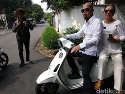Pulang dari TPS, Dhani dan Ibunda Naik Vespa Milik El