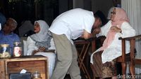 Sebelum ke TPS, Anies Sungkem ke Orang Tua