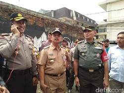 Wali Kota dan Kapolres Jakpus Tinjau TPS 17 Petamburan