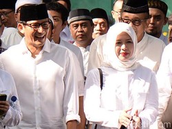 Istri Sandiaga Uno Cantik Berhijab Putih Saat Nyoblos di Pilkada DKI