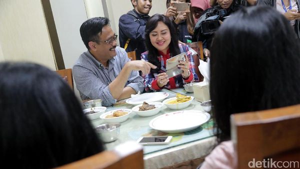 Usai Nyoblos, Djarot Makan Bersama Keluarga