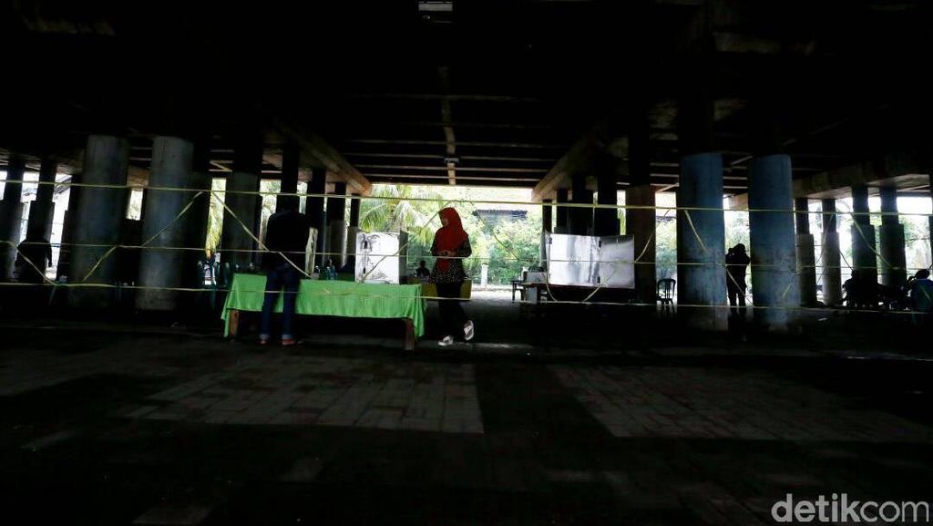 Warga Mencoblos di Kolong Tol Warga Mencoblos di Kolong Tol