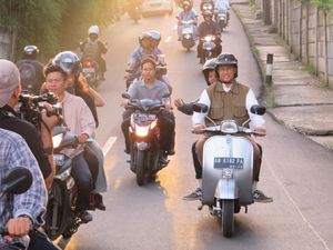 Jelang Nyoblos, Anies Konvoi Beli Kue dan Sandiaga Jogging Cek TPS