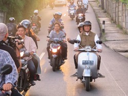 Jelang Nyoblos, Anies Konvoi Beli Kue dan Sandiaga Jogging Cek TPS