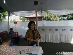 Didampingi Suami, Menkes Nila Nyoblos di TPS 05 Patra Kuningan