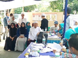 Pakai Baju Koko, KH Maruf Amin Datang ke TPS Bersama Keluarga