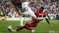 Marcelo berusaha melewati Jerome Boateng pada pertandingan yang dihelat di Santiago Bernabeu, Rabu (19/4/2017) dinihari WIB. Susana Vera/Reuters.