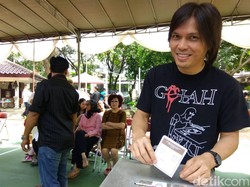 Nyoblos Bareng Dhani, Once Datang dengan Ibundanya