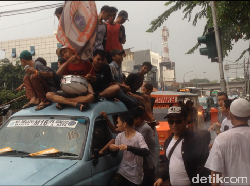 Warga Rusun Jatinegara Konvoi Sambut Kemenangan Anies-Sandi