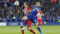 Jamie Vardy mendapat pengawalan ketat dari Diego Godin dalam pertandingan yang dihelat di Stadion King Power, Rabu (19/4/2017) dinihari WIB. Darren Staples/Reuters.