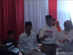 Ini Sosok Bapak yang Nempel Anies Saat Sesi Foto di TPS