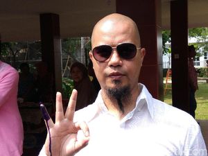 Ironi Ahmad Dhani Dikejar-kejar di Kampung Sendiri Ironi Ahmad Dhani Dikejar-kejar di Kampung Sendiri