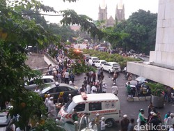 Masjid Istiqlal Semakin Ramai, Pedagang Plastik Raup Untung