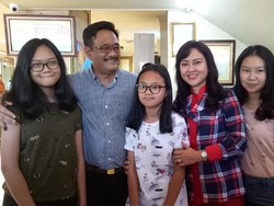 Makan Sekeluarga, Djarot Diberi Kejutan oleh 3 Putrinya
