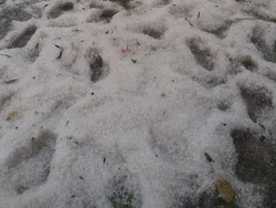 Begini Penampakan Hujan Es yang Mirip Salju di Bandung