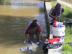Di Cikopo Soreang, Warga Masih Mencuci di Air Sungai Keruh