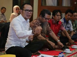 Saat Menaker Duduk Lesehan dan Nyanyi Bersama Pimpinan Serikat Buruh