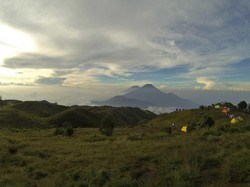 Pasca Sambaran Petir, Seluruh Jalur Pendakian Gunung Prau Ditutup