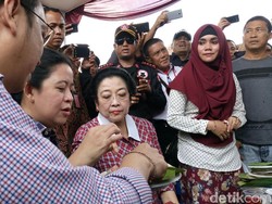 Saat Mega Santap Kerak Telor dan Traktir Warga di TPS