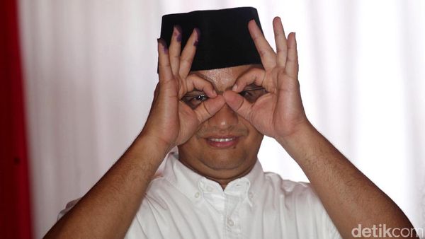 Anies Baswedan Pose 3 Jari Usai Nyoblos