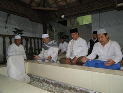 Usai Salat Subuh, Anies Ziarah ke Makam Sesepuh Lebak Bulus