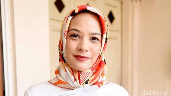 Ikut Nyoblos, Rachel Maryam Tampil Cantik Serba Putih