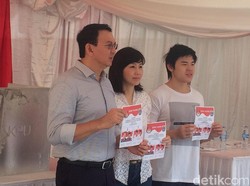 Tanpa Kemeja Kotak-kotak, Ahok Nyoblos Bareng Keluarga di TPS 54