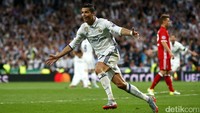 Cristiano Ronaldo merayakan gol. Dalam pertandingan ini pesepakbola asal Portugal itu tiga kali membobol gawang lawan. Gol-gol itu dicetak di menit ke-76, 105, dan 110. Michael Dalder/Reuters.