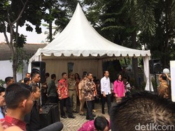 Gaya Jokowi dan Iriana Tunjukkan Jari Bertinta Usai Nyoblos