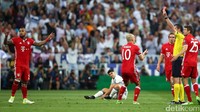 Memasuki menit ke-84, Bayern kehilangan satu pemainnya. Vidal harus meninggalkan lapangan karena mendapatkan kartu merah akibat tekelnya terhadap Asensio. Michael Dalder/Reuters.
