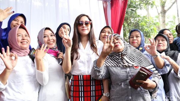 Simbol Perdamaian Pilkada DKI ala Maia Estianty