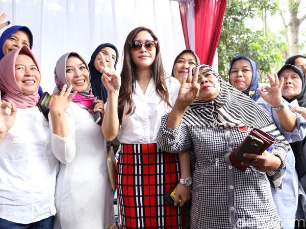 Simbol Perdamaian Pilkada DKI ala Maia Estianty