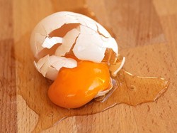 Telur Jatuh di Lantai? Agar Tak Amis, Bersihkan dengan 4 Langkah Ini