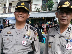 Pin 'Aman Ada Kami' di Dada TNI-Polisi yang Berjaga di Pilgub DKI