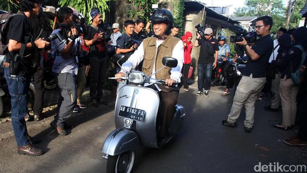 Jelang Nyoblos, Anies Konvoi Beli Kue dengan Vespa