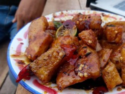 Lezatnya Bontot, Limbah Adonan Kerupuk Khas Rengasdengklok