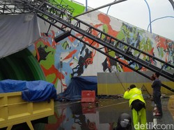 Bangkai Reklame di Flyover Pelangi Antapani Mulai Dievakuasi