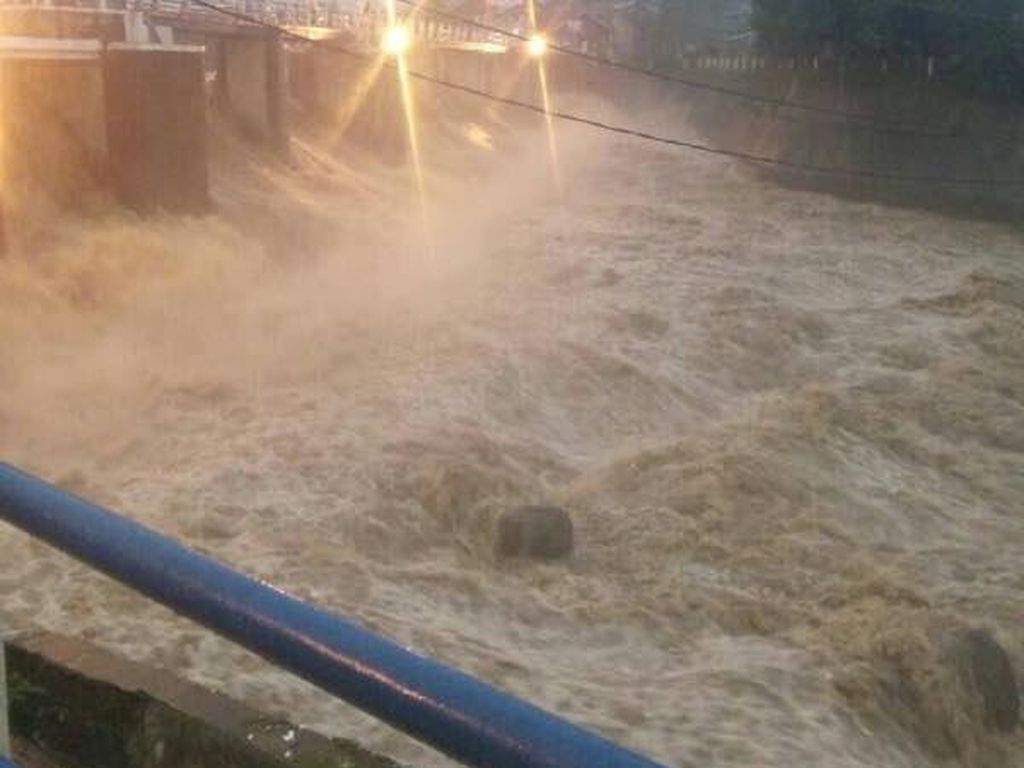 Bendungan Katulampa Siaga 2, Warga Bantaran Sungai Diminta Waspada Bendungan Katulampa Siaga 2, Warga Bantaran Sungai Diminta Waspada
