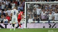 Robert Lewandowski membobol gawang Real Madrid lewat titik putih di menit ke-53. Sergio Perez/Reuters.