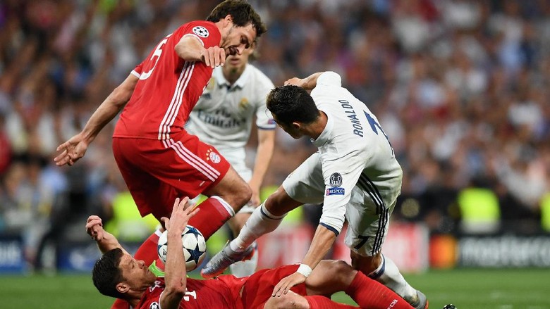 Selain Wasit, Bayern Juga Protes Polisi Madrid yang Serang Fansnya Selain Wasit, Bayern Juga Protes Polisi Madrid yang Serang Fansnya