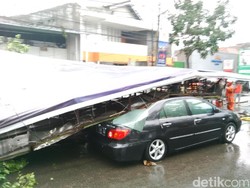 Billboard Timpa Mobil di Jalan Gatot Subroto Bandung