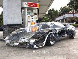 Mobil Super Ini Dibuat Tembus Pandang